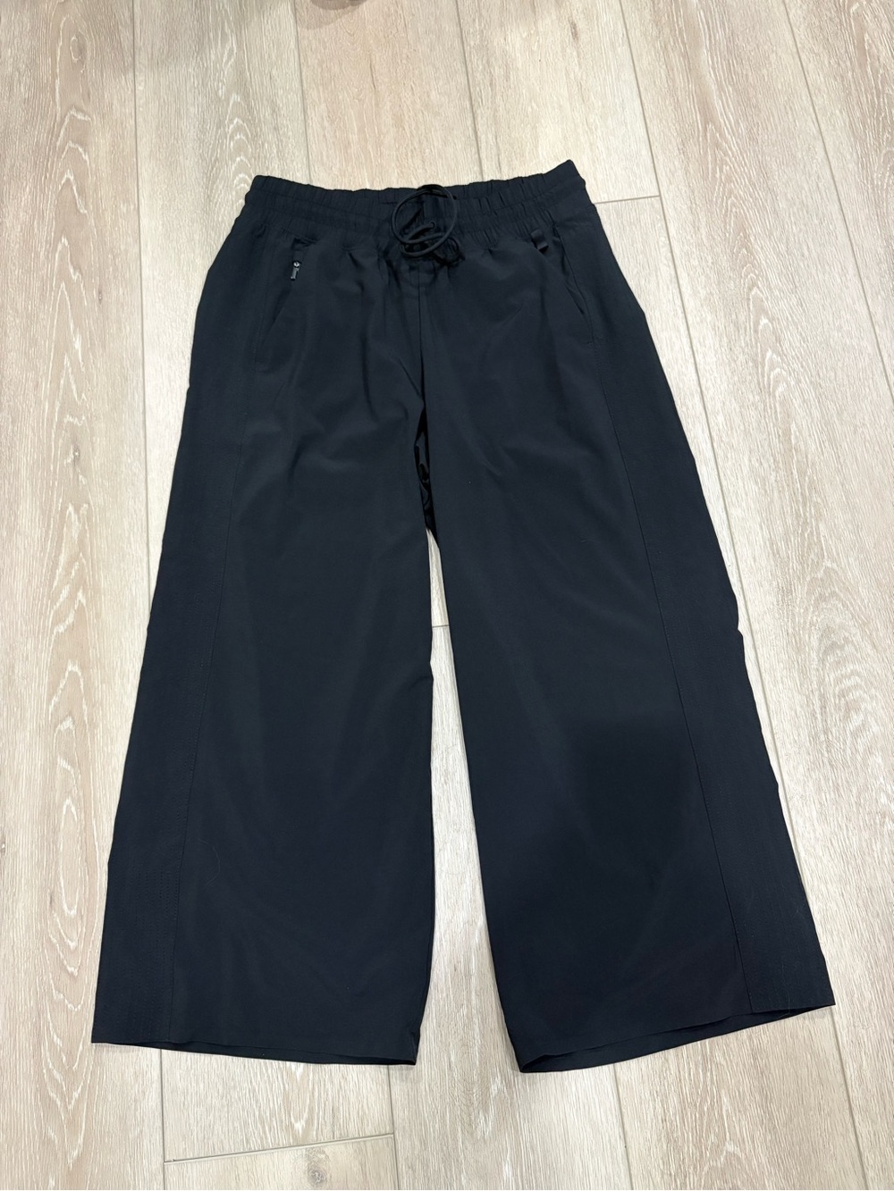 Athleta Avenue Wide legged cropped Black Athletic Pants with Drawstring Waist